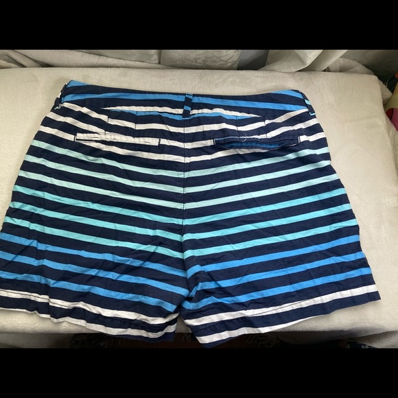 Old Navy Shorts in shades of blue - Picture 3 of 3